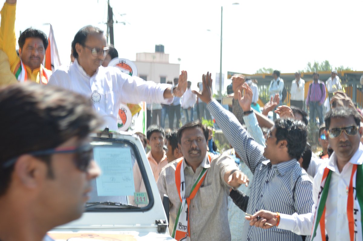 अजितदादा पवार, नाना काटे व कार्यकर्ते बंधू बघिनी पिंपळे सौदागर - रहाटणी येथील प्रचार रॅली मध्ये उत्स्फूर्तपणे लोकांची भेट घेताना #VoteForNCP