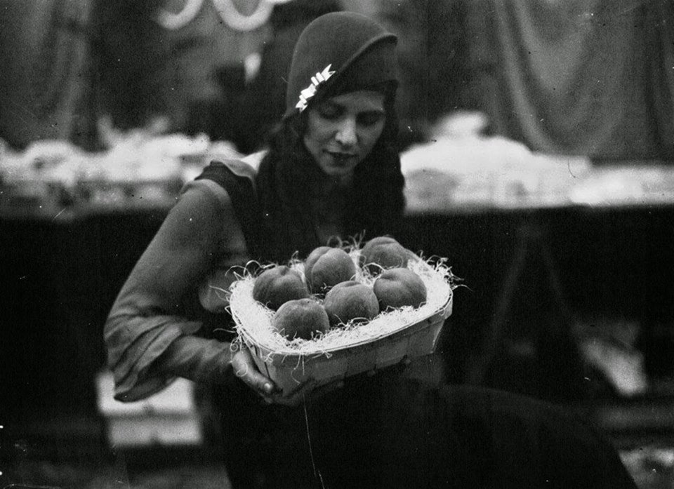 CPHumanos's tweet photo. Exposición de Horticultura (Cours la Reine, París, 1932) "Los Alimentos Terrenales" (1897), y "Los Nuevos Alimentos" (1935), de Andre Gide https://t.co/Th29nszk9f