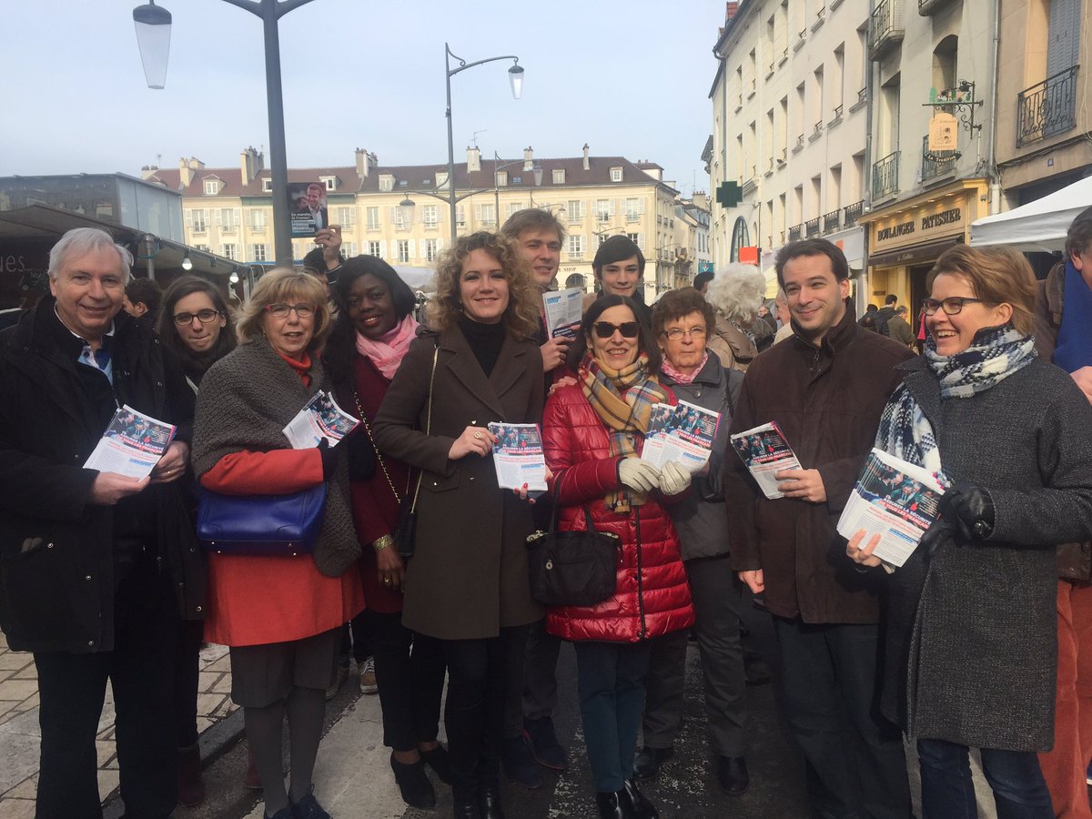 LudivineAnne's tweet photo. Plein de messages positifs et d'échanges constructifs lors du tractage pour @FrancoisFillon à #SaintGermainEnLaye! #Fillon2017 cc @Fillon_78 https://t.co/TlYRb2thCu