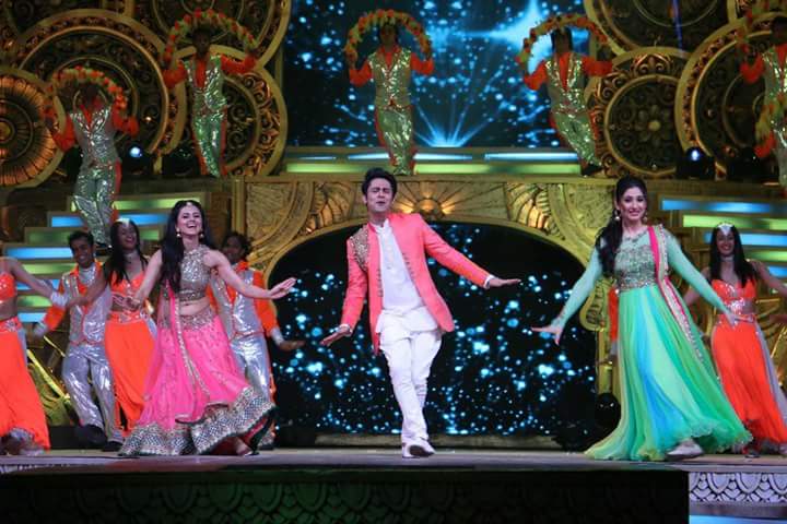 DishaFC's tweet photo. Dekhiye aaj shaam 7 baje,Indian television ki sabse badi celebration, #ZRA2016 sirf @ZeeTV par ❤ https://t.co/48lFL4cHkH