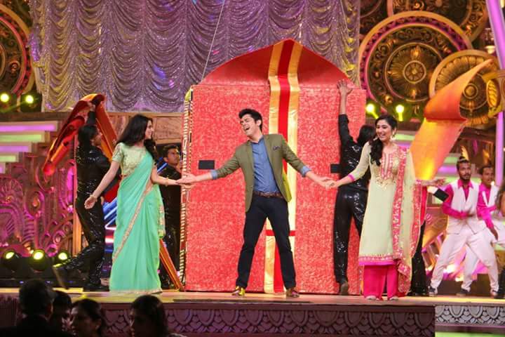 DishaFC's tweet photo. Dekhiye aaj shaam 7 baje,Indian television ki sabse badi celebration, #ZRA2016 sirf @ZeeTV par ❤ https://t.co/48lFL4cHkH