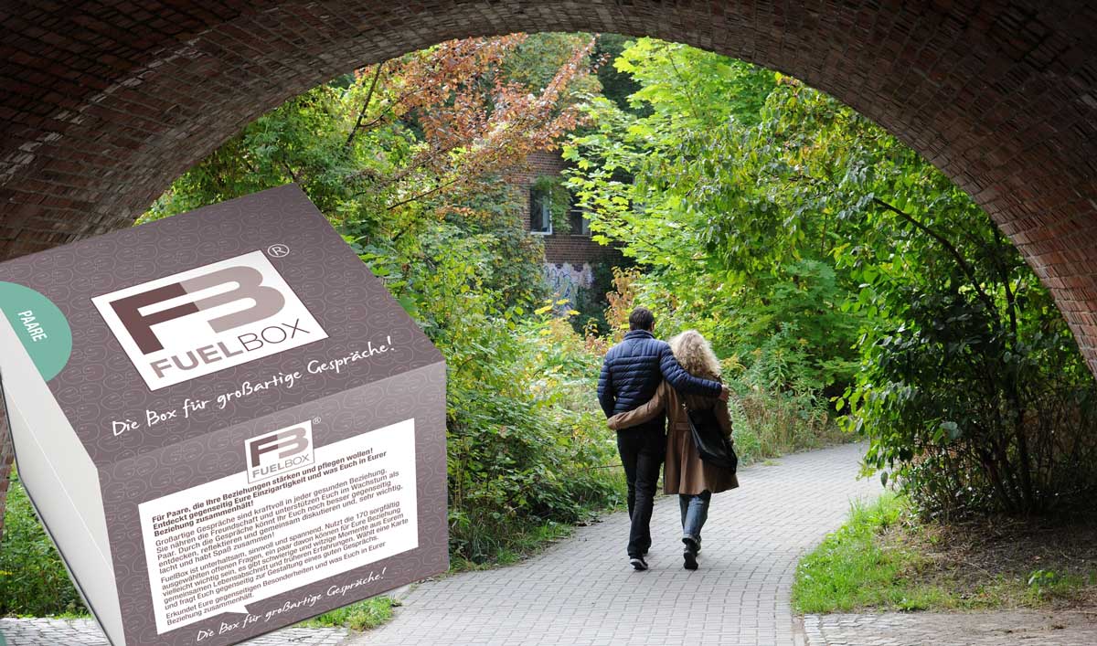 FuelBox_DE's tweet photo. Spaziergang? Macht doch einen #Fuelwalk daraus! 
Easy: Jeder nimmt 3 Karten aus der #FuelBox mit (Jackentasche). Für großartige #Gespräche. https://t.co/z8ocreh5sr