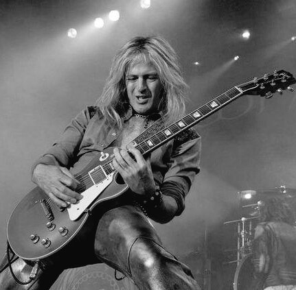 Happy birthday to
Doug Aldrich ! 