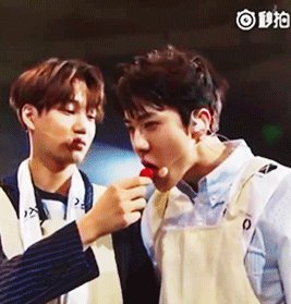 _gom114js's tweet image. "อยากกินมั้ย"
"อื้อ! อยาก"

"อย่าแกล้งกันซิ... งื้อ หวานจัง"
"หวานไม่เท่านายหรอก เชื่อซิ"
"..."