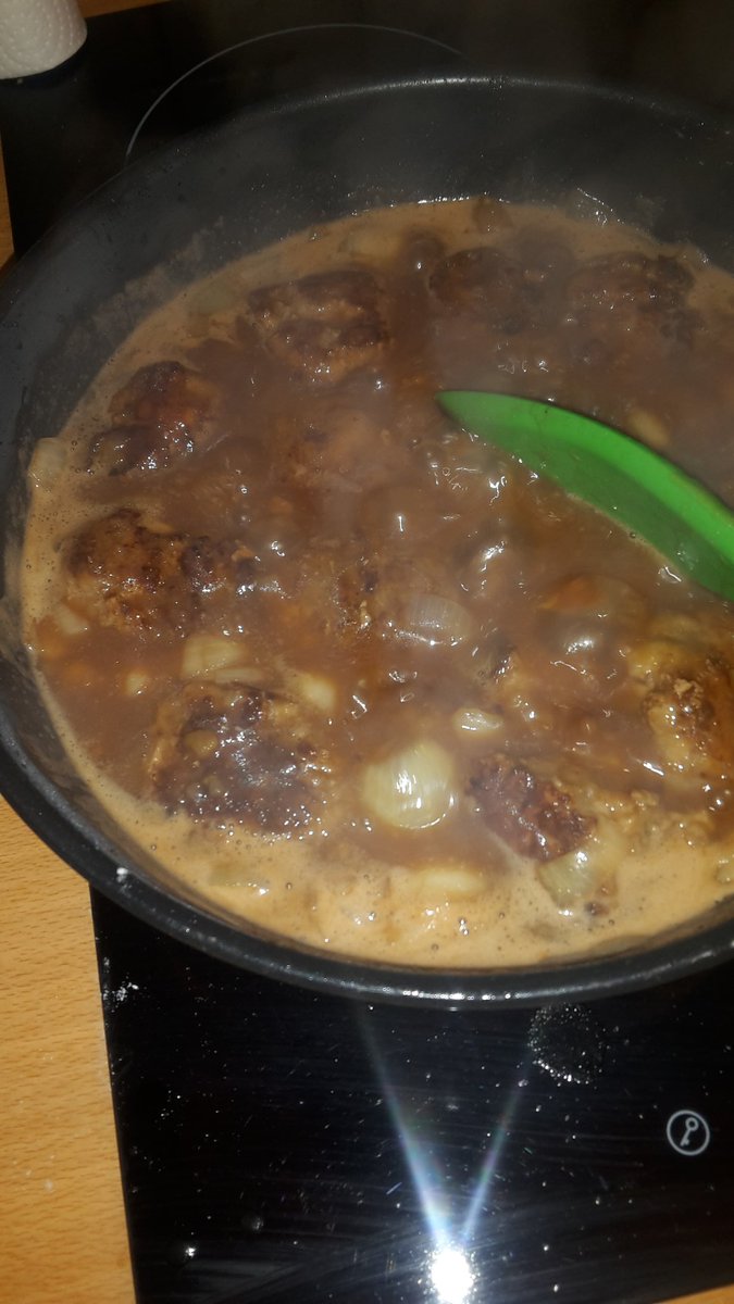 titouzecat's tweet photo. Voila a mijoter #EnCuisine #CeSoirOnMange #Boulettes #Lieges #BonAppetit @flo0311 https://t.co/NE6UMZfAWa
