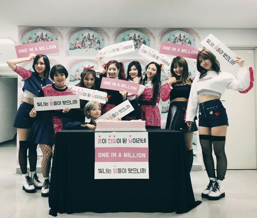 JYPETWICE's tweet photo. ONE IN A MILLION

2017.02.19. for ONCE.

You gotta know 
that you’re one in a million. https://t.co/CF2rYmZ3qo