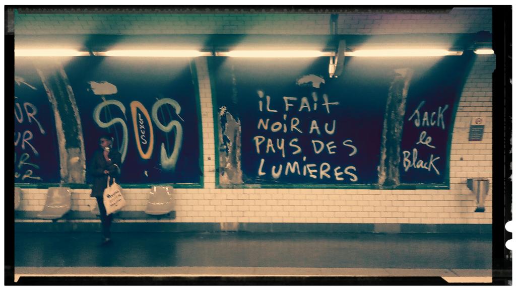 MatMolard's tweet photo. "Il fait noir au pays des lumières" https://t.co/OdYub9YmQ1
