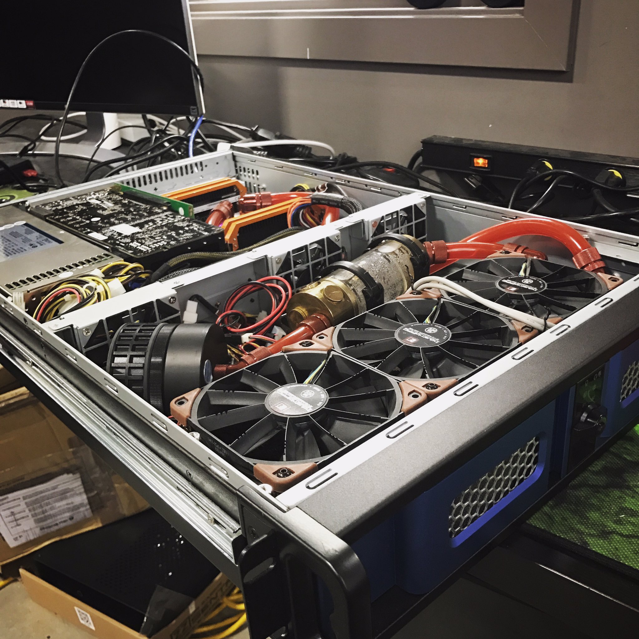 Linus tech. Linus sebastian. Linus tech tips. Линус габриэль себастьян. Linus tech tips.