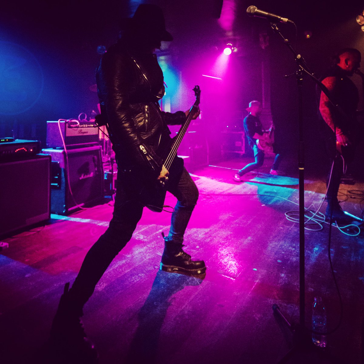 dannmarxx's tweet photo. Great shot from Friday night! Photo by Rich Doney #bloodmoonbandits #sleazerock https://t.co/odixYLu2wo
