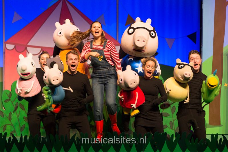 Musicalsites's tweet photo. "Peppa Pig" amuseert jong en oud. Lees meer op https://t.co/z7lSeHwYKq @SterrePechler @EvaJonker95 @GrootisDennisde @VanHoorne https://t.co/S3jbKLZikZ