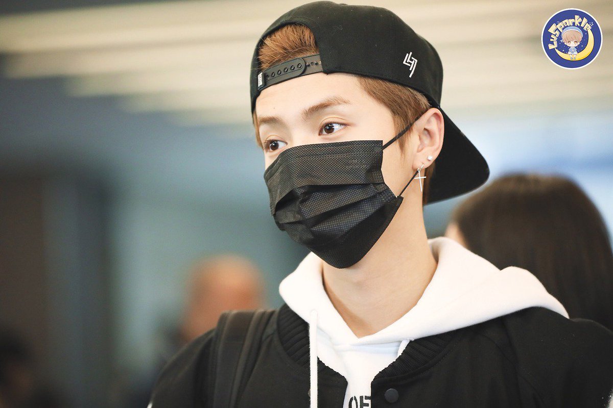 LuhanWorld's tweet photo. 170219 #LuHan at Incheon Airport
Cr. lusparkle https://t.co/8exPuidKMR
