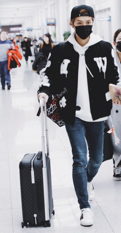 LuhanWorld's tweet photo. 170219 #LuHan at Incheon Airport
Cr.deereey https://t.co/vFgoNqx0EJ