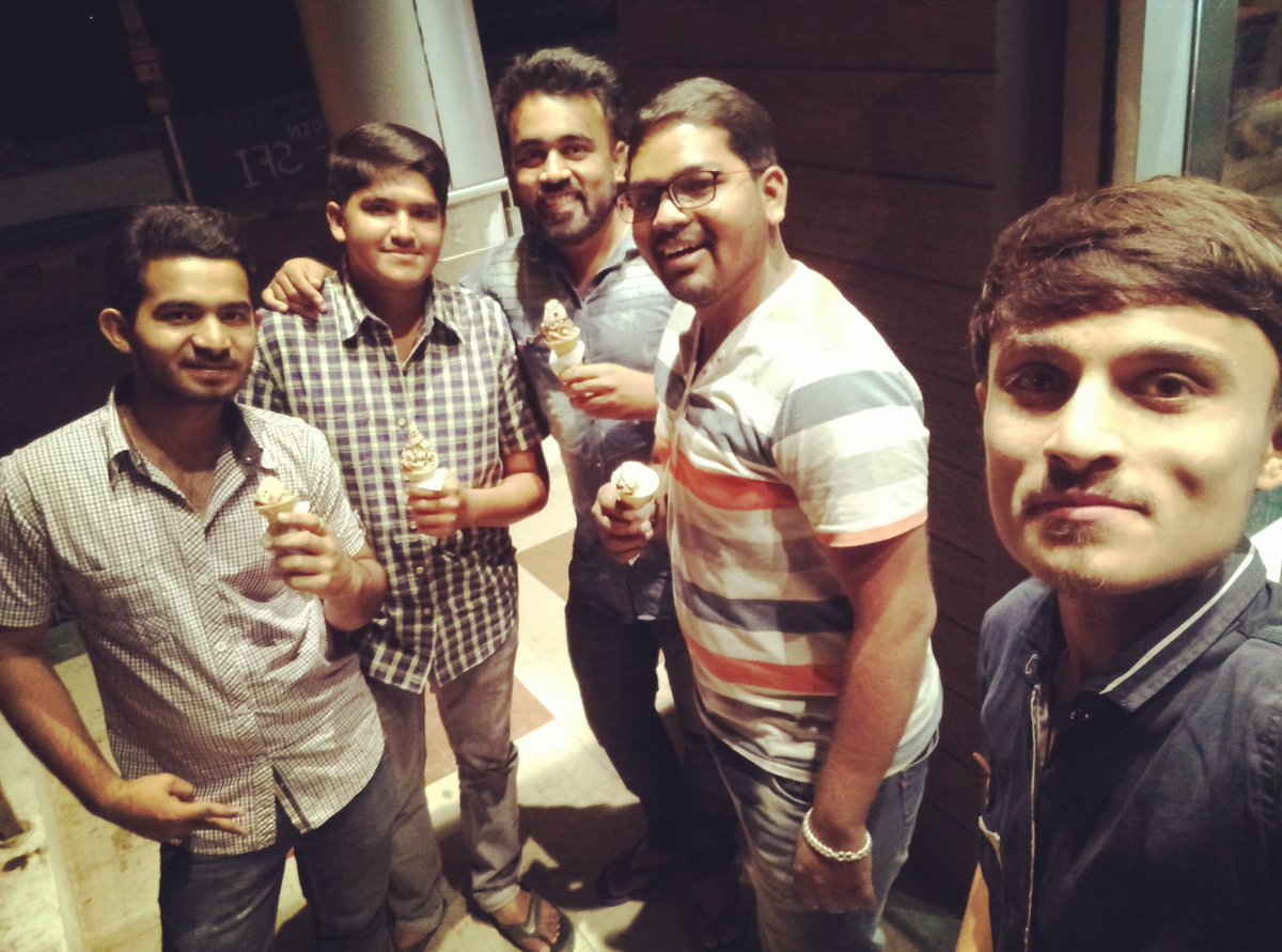 prabhavjain_'s tweet photo. Sunday Night😇✌🎉 #afterdinner #dessert #softy #withgang🍭🍫🎊 https://t.co/uO5w0uG7G1