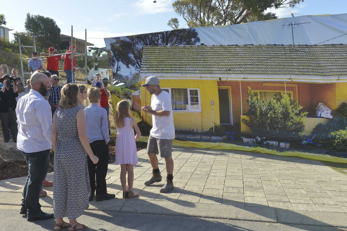 Channel9's tweet photo. WA: We're ready for the big @KimMattBLOCK REVEAL! #9MattAndKimRescue https://t.co/WcK4UUb8v4