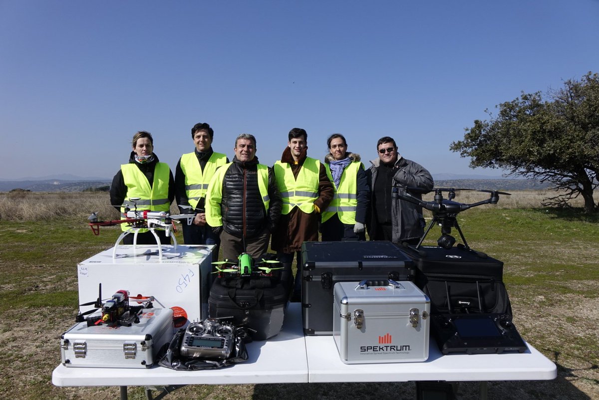 euroflytec's tweet photo. Enhorabuena a la última promoción de #piloto de #drones.  ¡Habeis sido fantasticos! #euroflytec #madrid #TrabajoSiHay https://t.co/4At6DJF3mI