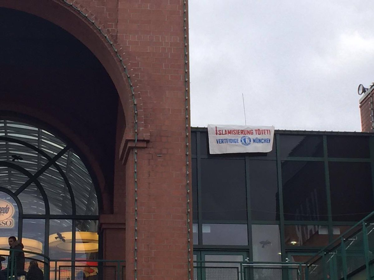 DerSchild's tweet photo. Kreative Aktionen zur #Siko in #München: Banner-Drop im Moslemviertel und Demo-Intervention #DerSchild

Weiterlesen: https://t.co/kDhZjyrS2u https://t.co/LWNe5bulTq