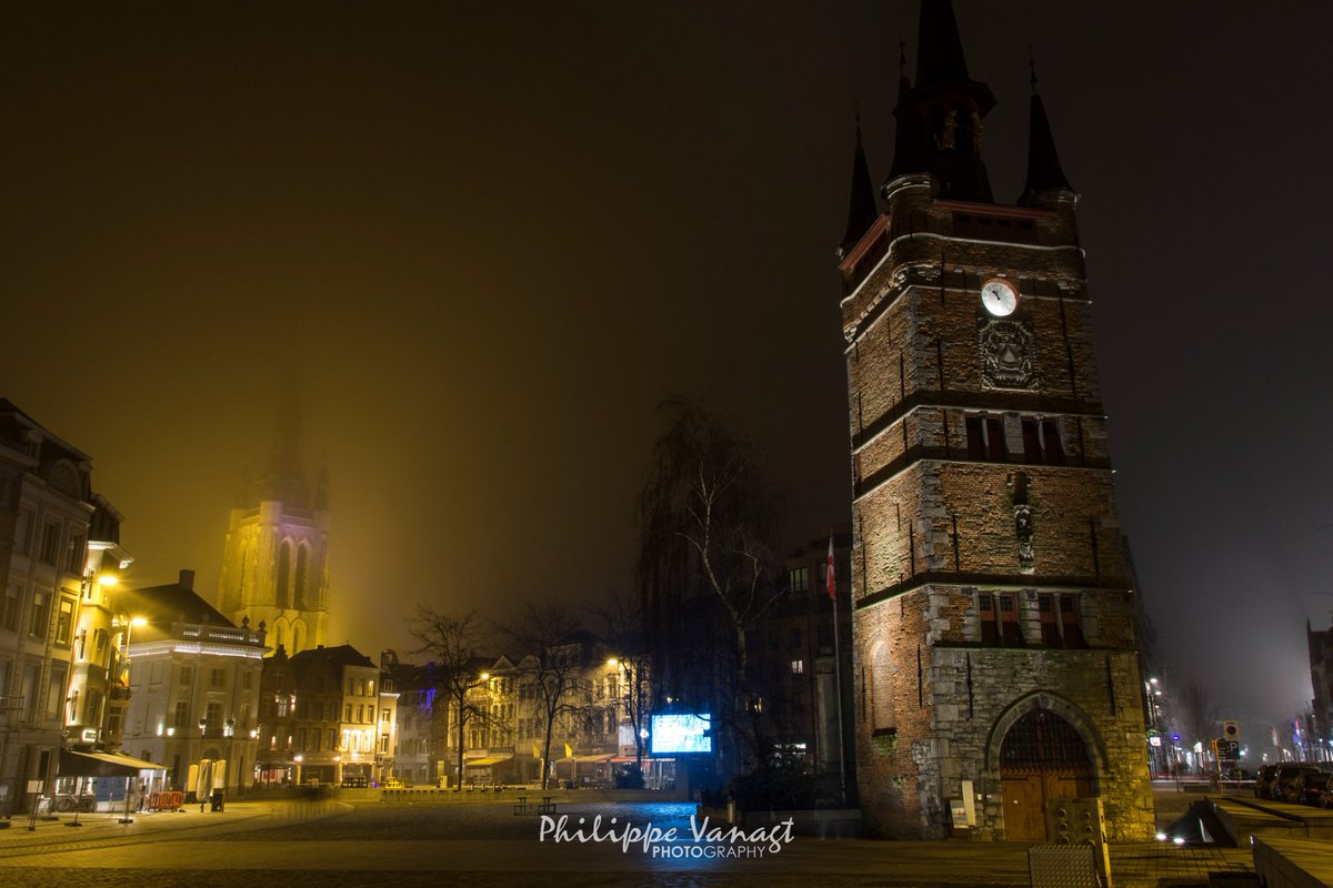 PhilippeV8's tweet photo. Photo-skill-training: K-town by night ... @8500Kortrijk #markt #Kortrijk #mistig #halletoren https://t.co/Za6tAzCjrM
