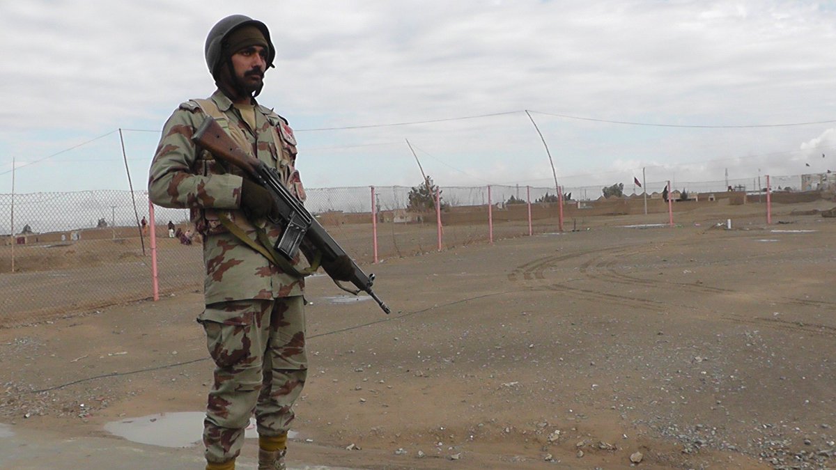 voadeewa's tweet photo. A Pak soldier stands guard at #AfPakborder at Chaman following its closure by Pakistan due to #AfPaK fresh tension #voasocial @voadeewa https://t.co/cEb3HV3Px2