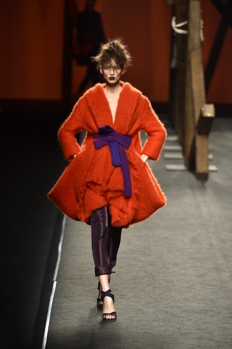 Mujerhoy's tweet photo. .@UlisesMerida concibe a la mujer como un tótem, que viste así de elegante #mbfwm17 https://t.co/Kg2W0BkIa6 https://t.co/hzhP2M8LTe