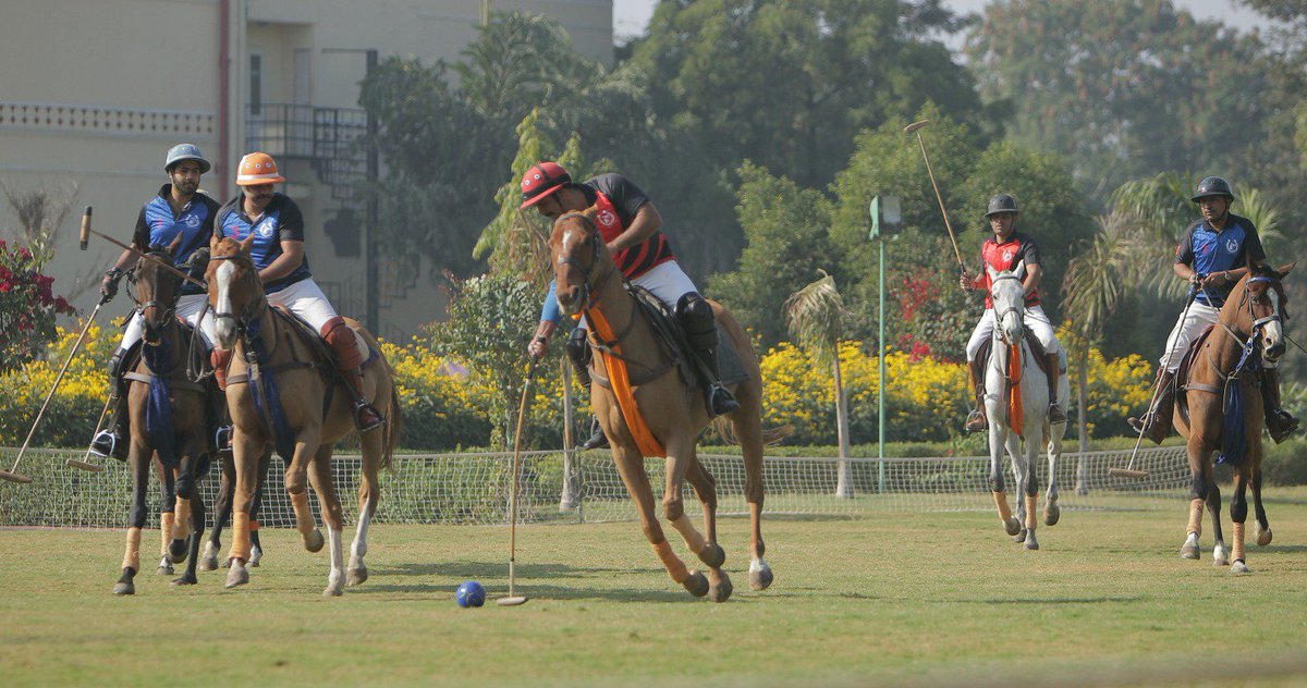 Book a round of #HorsePolo with friends when you stay at the luxurious #JaiMahalPalace: bit.ly/Jai_Mahal_Pala…