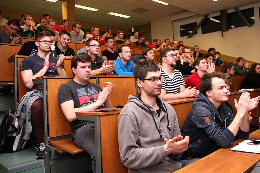 PREZENTACE SOUTĚŽE „NAVRHNI SVOJI TATRU“ STUDENTŮM
tatra.cz/o-spolecnosti/…