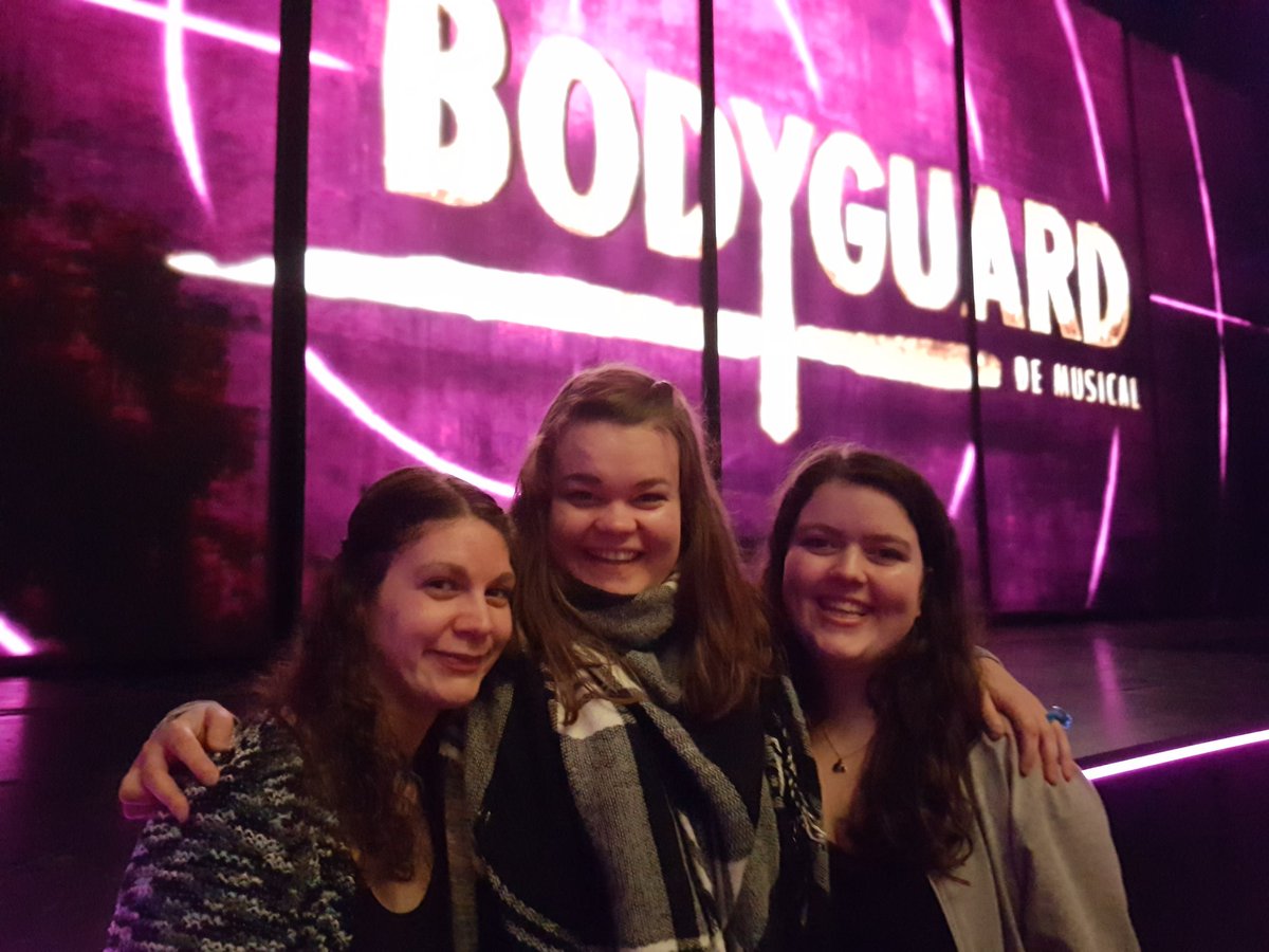 eefie1996's tweet photo. @TheBodyguardNL front row, wat een beleving! Met mn favoriete Rachel Marron @AprilDarby91 😍 #genieten https://t.co/viOrTKTAiq
