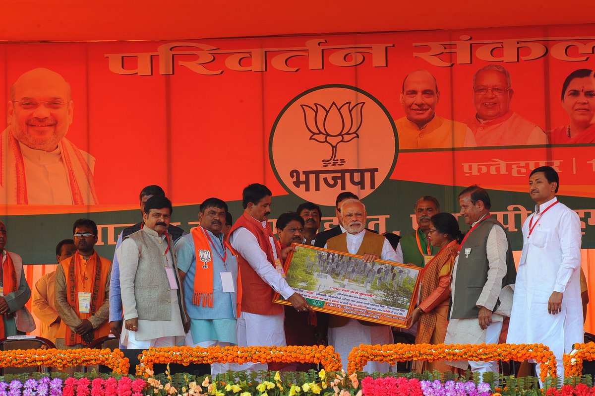 narendramodi's tweet photo. फतेहपुर की जनसभा यादगार रही। अभूतपूर्व जनसैलाब, ख़ासकर युवा मित्र भारी संख्या में जुड़े। https://t.co/BwyahnNym8 https://t.co/EJPKrV6tbx