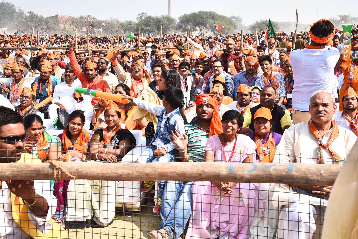 narendramodi's tweet photo. फतेहपुर की जनसभा यादगार रही। अभूतपूर्व जनसैलाब, ख़ासकर युवा मित्र भारी संख्या में जुड़े। https://t.co/BwyahnNym8 https://t.co/EJPKrV6tbx