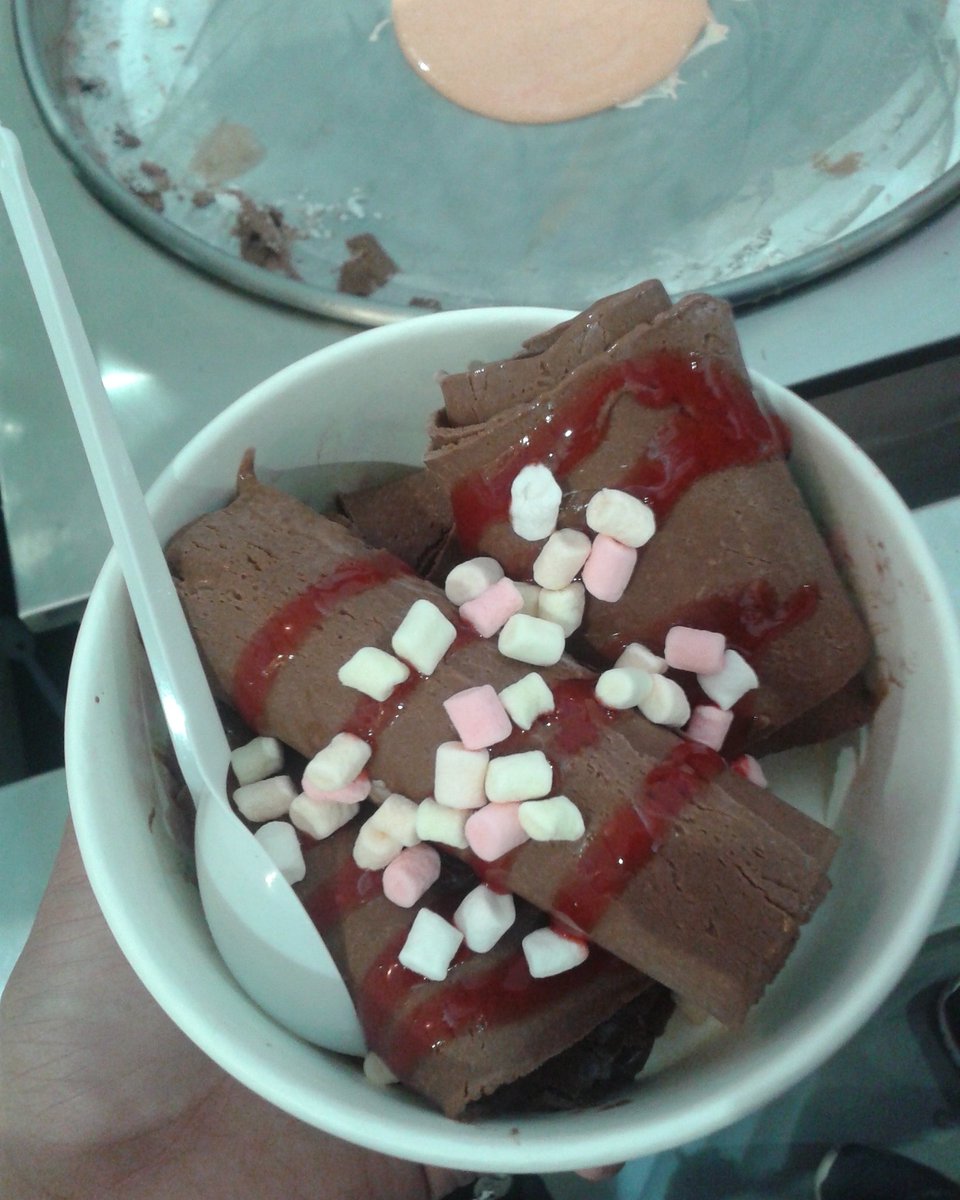 7_Aster_'s tweet photo. #friedicecream
#strawberry
#nutella
#sprinkles
#marshmallows
#strawberrysyrup
#fosscoffee https://t.co/Iq3HWYmelt