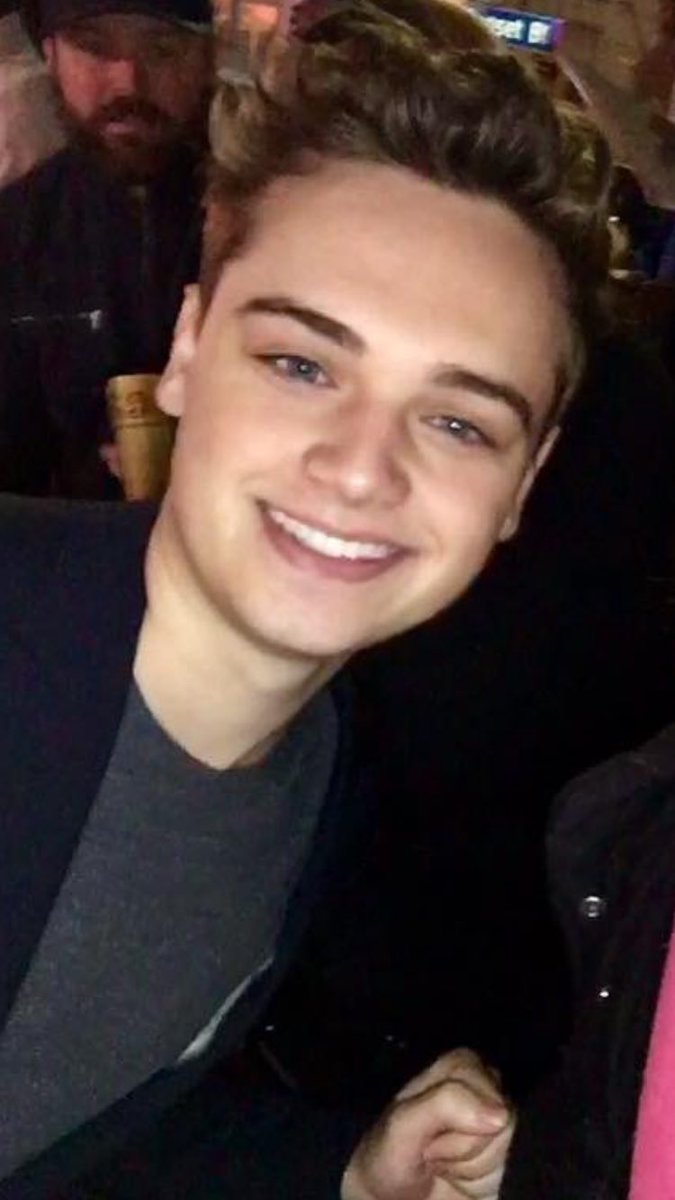 This smile Awwww 😍 I can be a importunate, but he's so handsome. I really want to see his next movie or series.