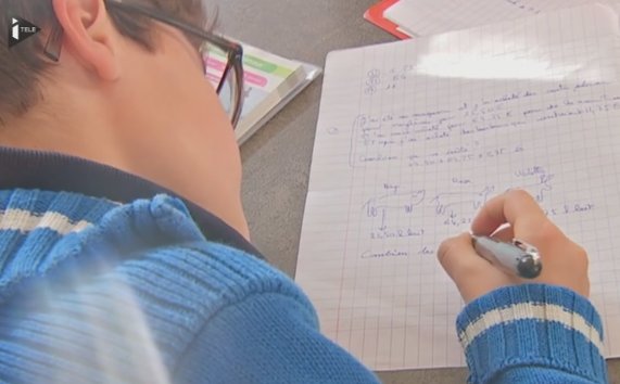 CNEWS's tweet photo. #BonneNote > Les profs révoltés par un site payant qui rédige les devoirs des élèves
>> https://t.co/ZNLAfGdtZy https://t.co/siuIi9zLuo