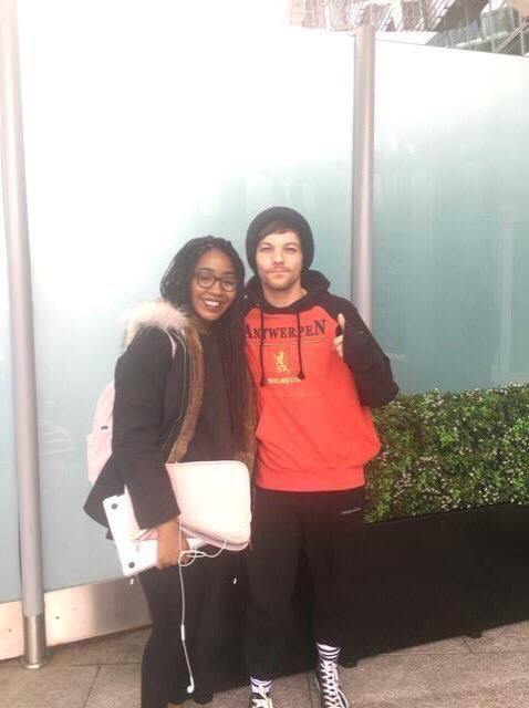ladscheckups's tweet photo. ⚽️📸• Louis today at Heathrow with a fan

©Gbboybs • 19 Feb 17 • 🇬🇧-CA https://t.co/d80Yp0D3WU