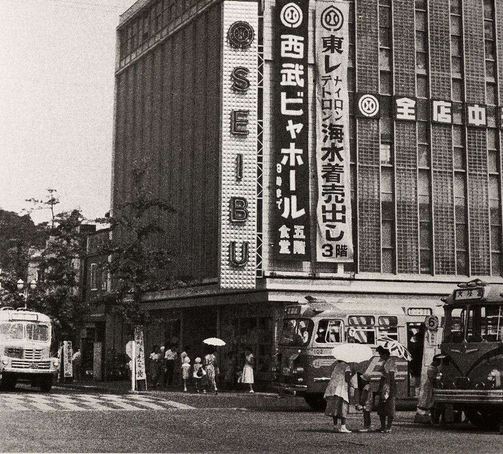 シナモン 昔の鎌倉 およそ1960 70年代の鎌倉 駅東口 現在の御代川のビルがある角地に昭和34年から48年まで 1959 73 西武百貨店があった 昭和35年 明治地所やカフェ銀のすずのある小松屋ビルの角地には 鎌倉タクシーがあった 昭和30年代 昭和