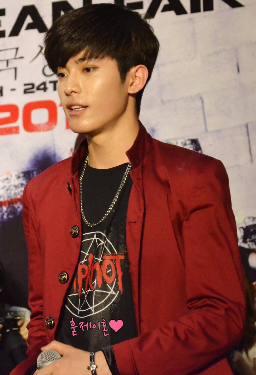 bestofjinhong's tweet photo. jinhong + tan skin is what i love the most https://t.co/24WNDL4skg