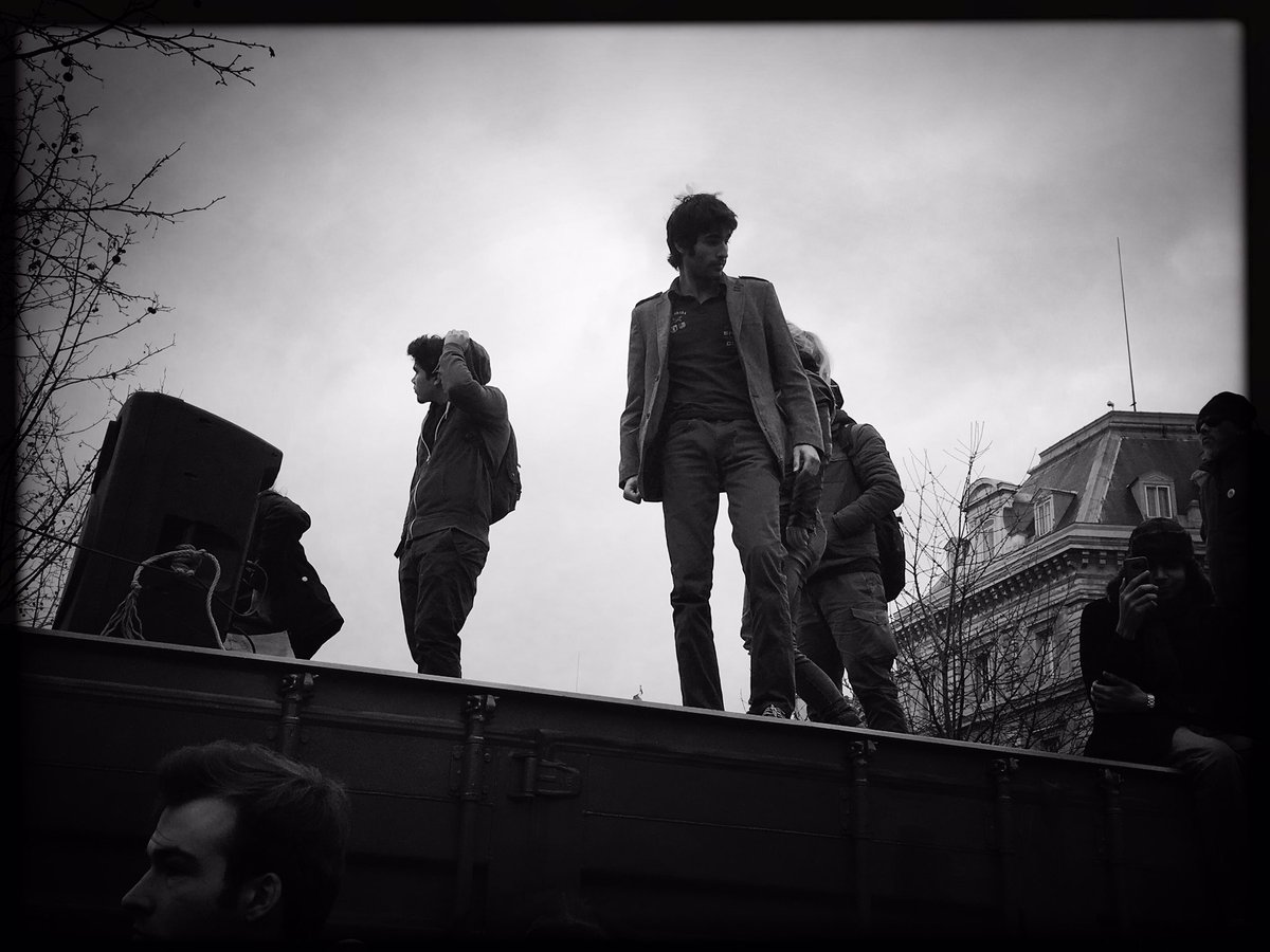 radio_debout's tweet photo. Il fait beau, on est plein !
#StopCorruption 
#Republique https://t.co/a4kTiYupqj