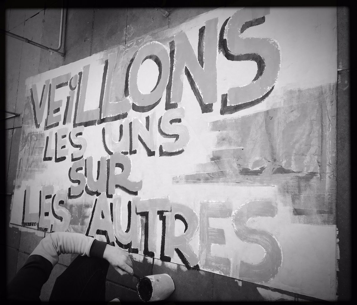 radio_debout's tweet photo. Il fait beau, on est plein !
#StopCorruption 
#Republique https://t.co/a4kTiYupqj