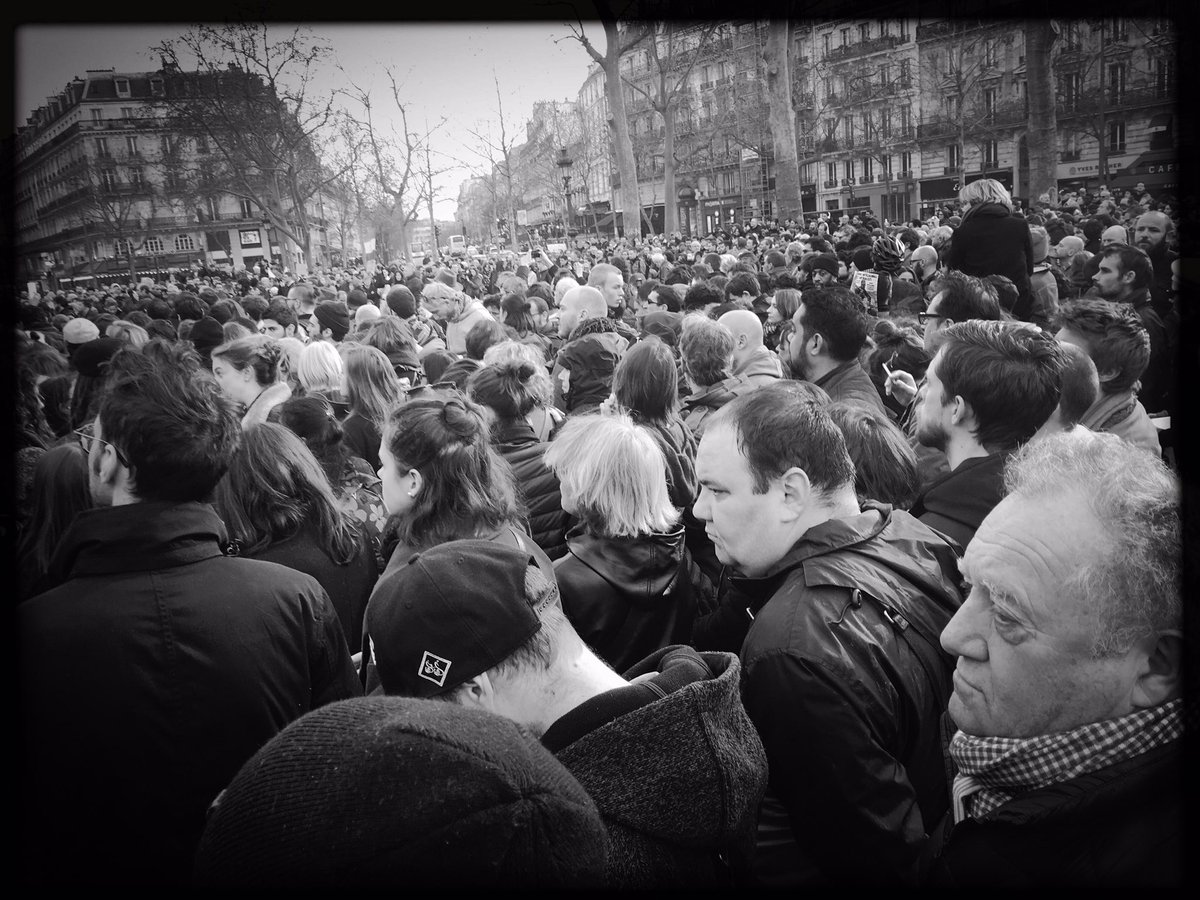 radio_debout's tweet photo. Il fait beau, on est plein !
#StopCorruption 
#Republique https://t.co/a4kTiYupqj