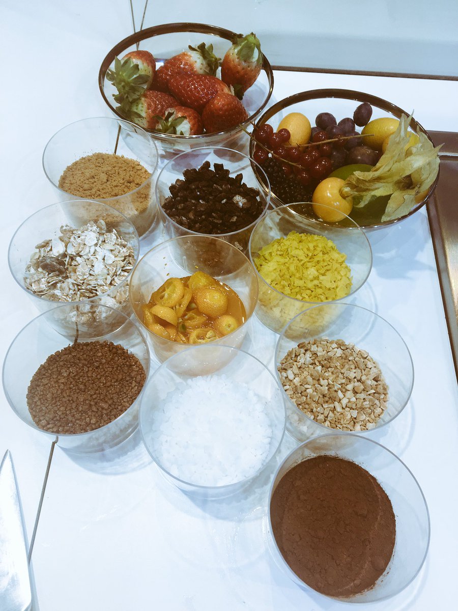 UnileverFS_es's tweet photo. Todo listo para iniciar el showcooking de postres con @FrankclaClaro. ¡Ven a verlo en nuestro stand de @expohip! #HIP2017 https://t.co/SVPdXk4BFb