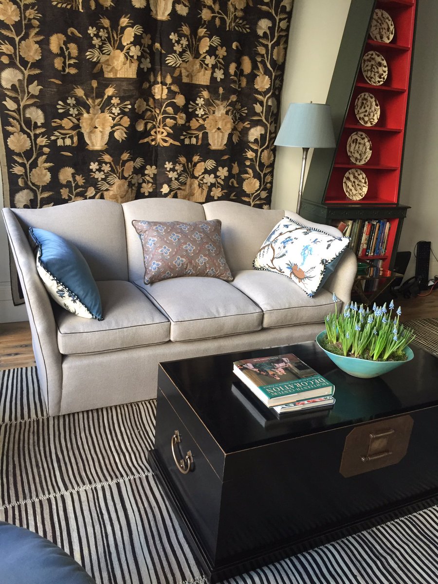 We are very happy in the new showroom at 89-91 Pimlico Road. Swing by for #interiors #inspiration #luxurydecoration #london #designers