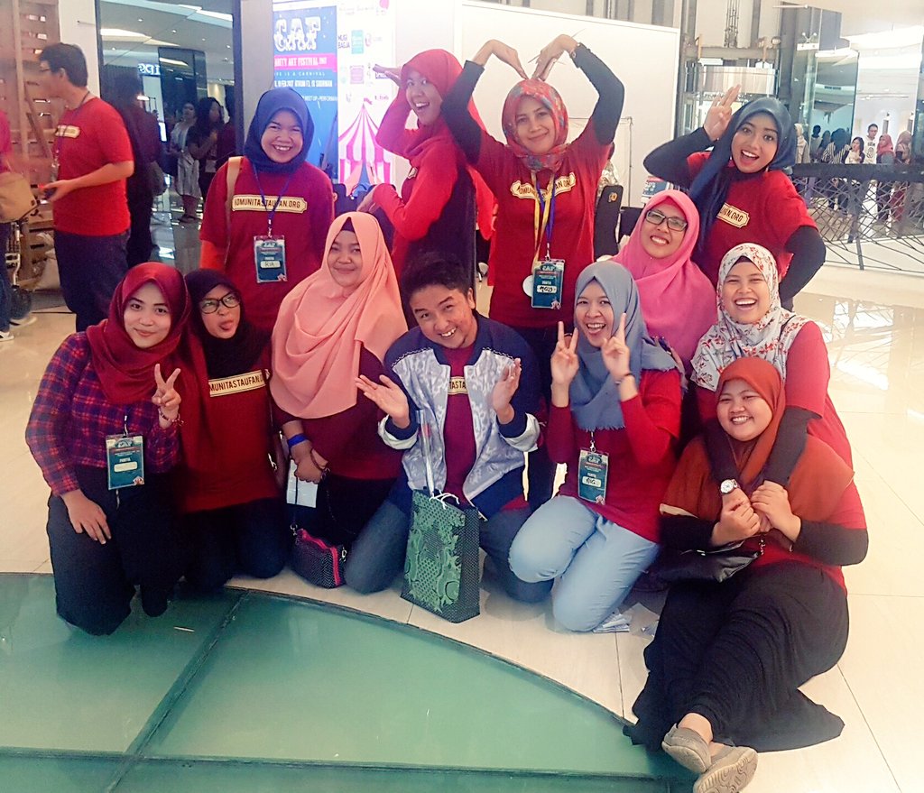 Temen-temen <a href="/KomunitasTaufan/">Komunitas Taufan</a>  yang udah kerja keras untuk acara Charity Art Festival. You guys ROCK!