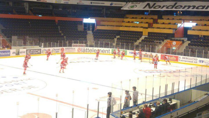 PeterSahlander's tweet photo. Snart nedsläpp i #SDHL. MoDo Hockey tar emot HV71. #modose #mododam https://t.co/pD7qYXePKk