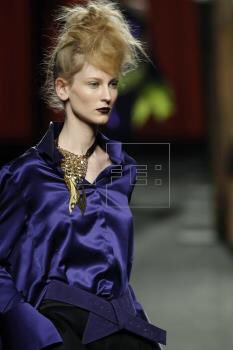london_67's tweet photo. Ulises Mérida pisa cada vez más fuerte,como la mujer para la que diseña.Más riesgo, más acierto. Mujer #Tótem en @MBFWMadrid Foto EFE/Zipi https://t.co/eeu7VVMaPW