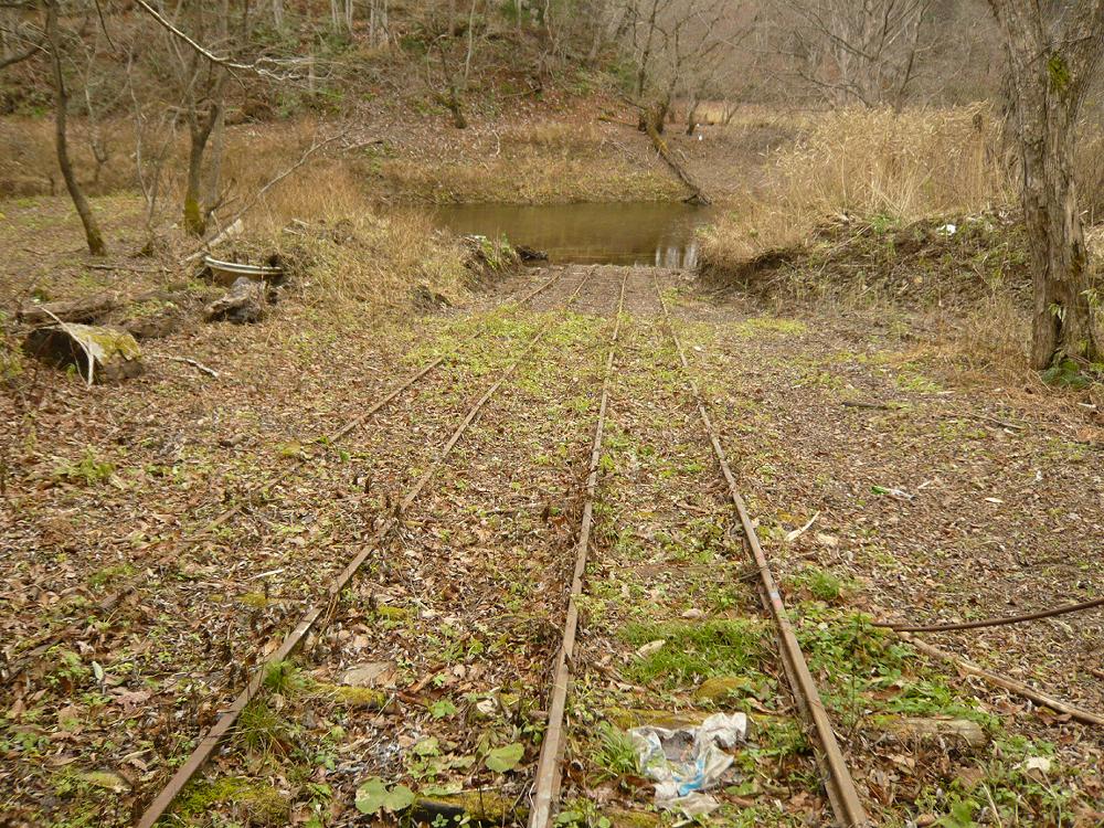 ヨッキれん 平沼義之 秋田県北秋田市の太平湖にある艇庫の進水用軌道 正確な来歴は不明だが おそらくは森吉森林鉄道の廃レールを敷設している しかも軌間はちゃんと762mm まるで複線の林鉄が甦ったかのような風景だ