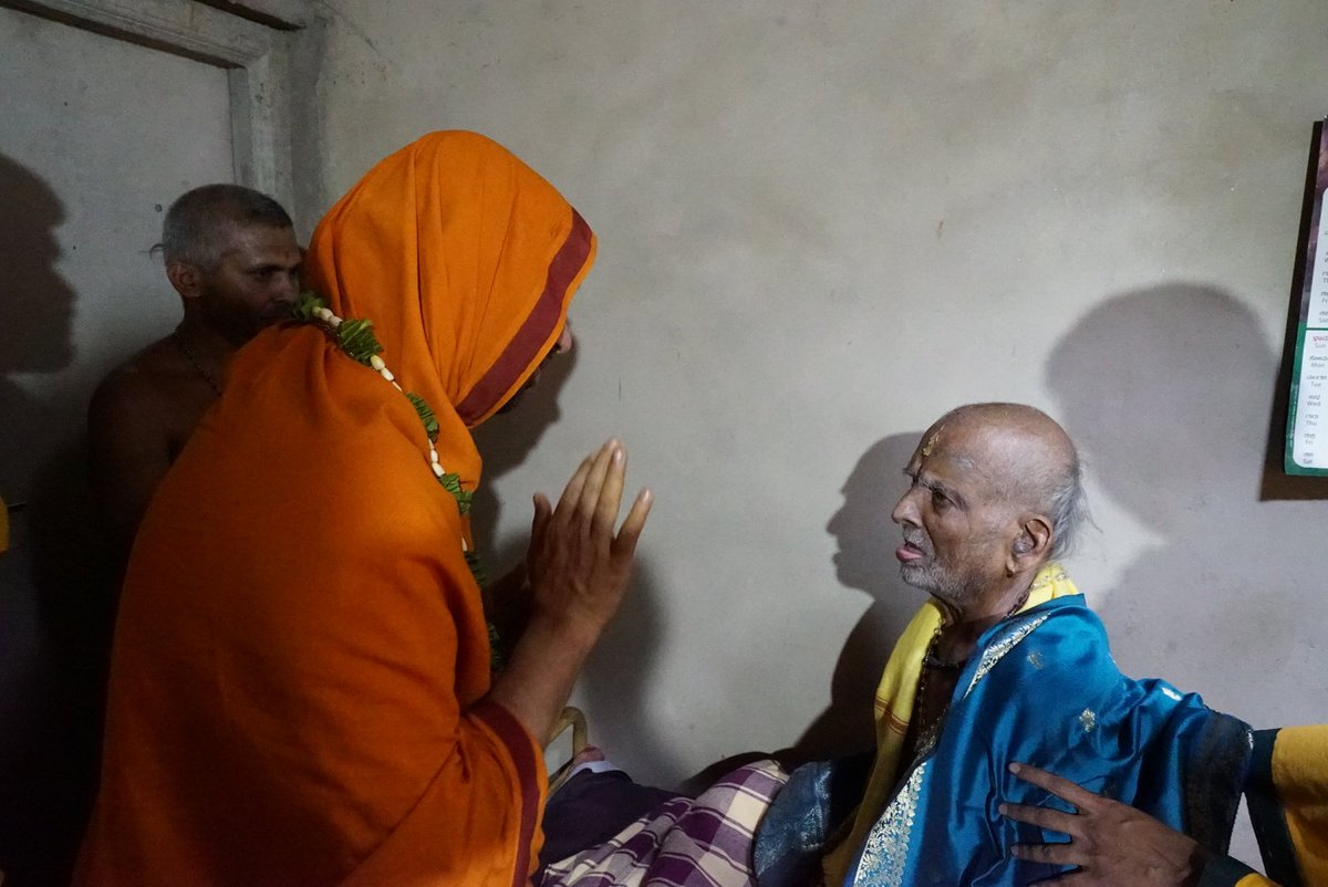 SriSamsthana's tweet photo. ಮೃತ್ಯುಶಯ್ಯೆಯಲ್ಲಿ ಮಲಗಿಹ ಮಠದ ಭೀಷ್ಮ, ಮೂರು ತಲೆಮಾರು ಗುರುಗಳ ಸೇವೆಗೈದ, ಉಂಚಗೇರಿ ಶಾಸ್ತ್ರಿಗಳ ಕಂಡು ಕಣ್ತುಂಬಿತು. ಅವರ ಮಾತುಮನಗಳಲ್ಲಿ ಈಗ ಉಳಿದಿರುವುದು ಕೇವಲ ರಾಮ! https://t.co/vvU9d1KVVi
