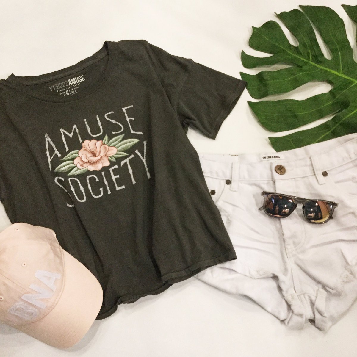 RhodesStyle's tweet photo. Feeling the #SpringBreak vibes! #springfever #thinkspring #newarrivals #graphictee #cutoffs #BNAhat #sunnies #StaceyRhodesBoutique #SRBstyle https://t.co/zCmMSPIFZ4