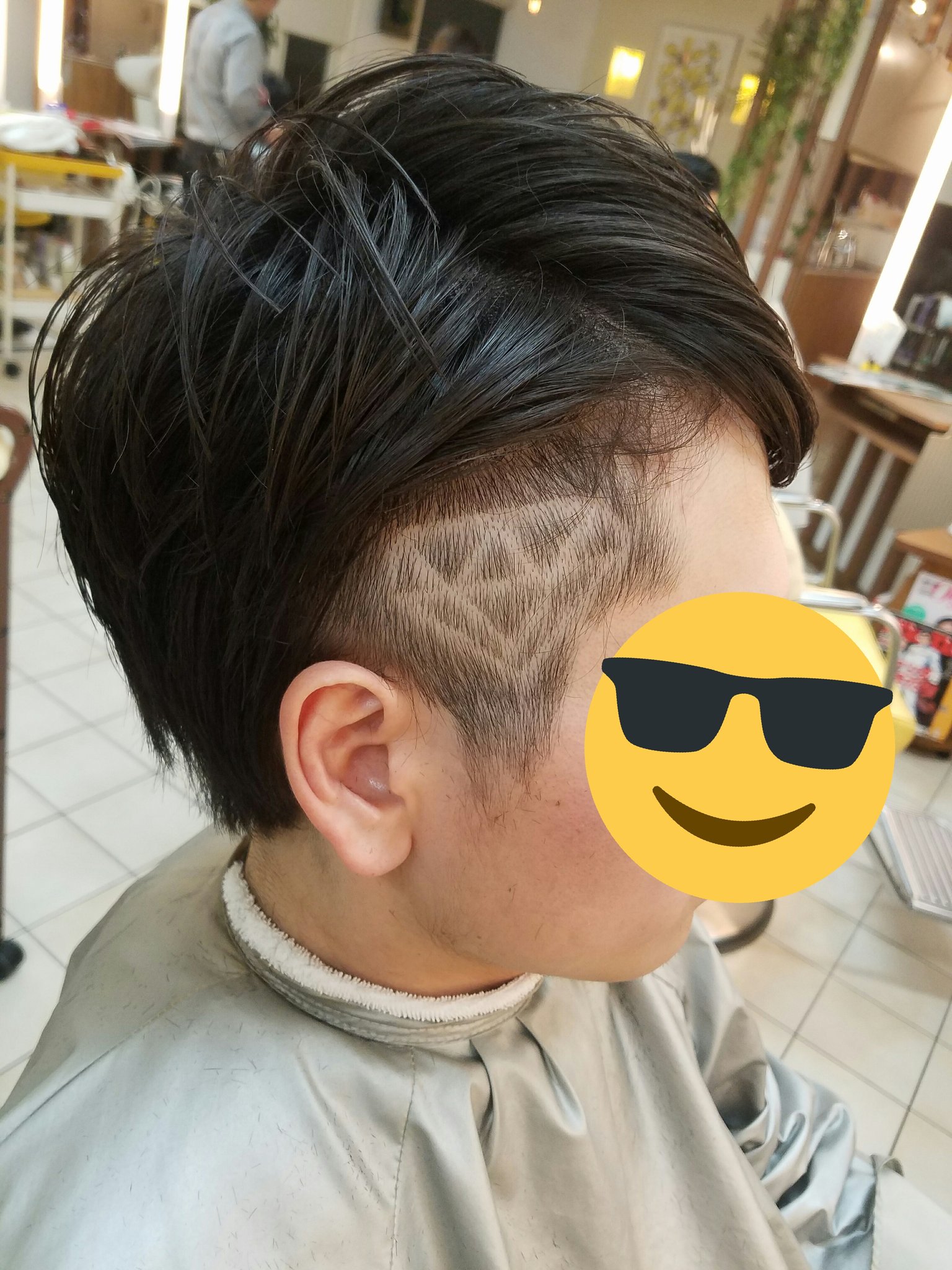 にゃん 最近 髪を切った ツーブロックの中に剃り込みを入れるのがボクのマイブーム 今回はダイヤモンドと蜘蛛の巣 蜘蛛の巣 ダイヤモンド ヘアスタイル 剃り込み T Co Ckqlthpn4e Twitter