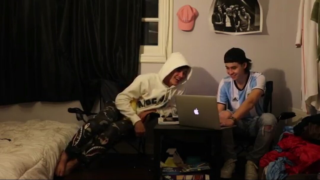 betsidudung's tweet photo. All day all night im watching ur video and i like tht. Love u hayes ❤❤❤ #AskNashAndHayes @HayesGrier @Nashgrier https://t.co/JnzbHpCQvu