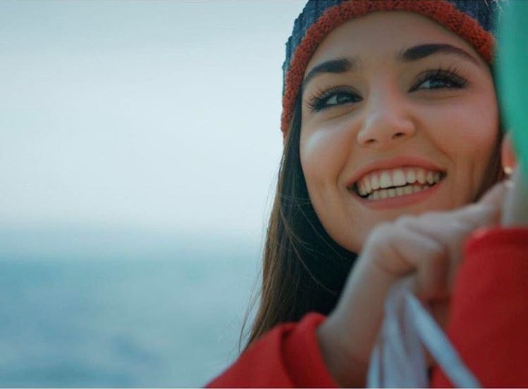 girlinnblue's tweet photo. Hande Erçel gülme güzelliği çıtasını Evereste diktiğinden beri,onun için mutlu kendim için umutsuzum. https://t.co/KhX5cFfjgk
