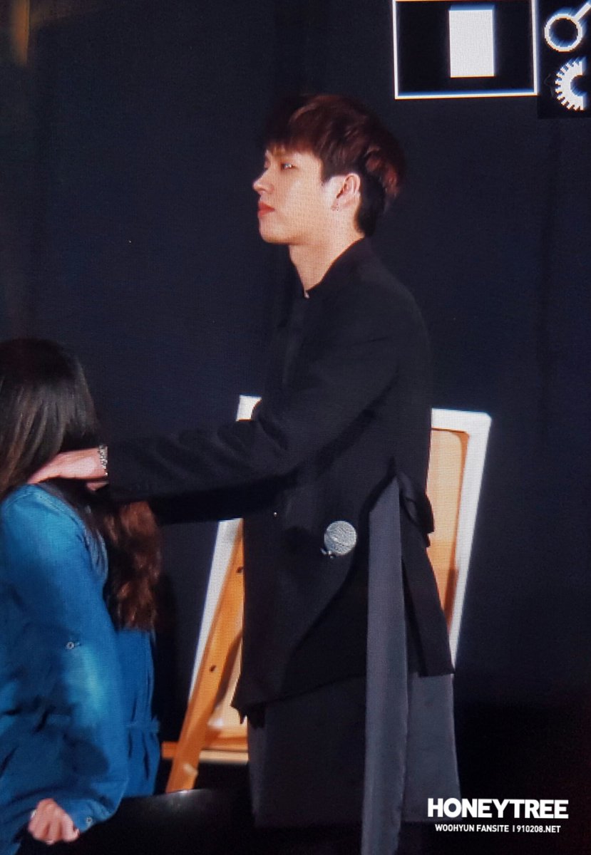 wh_honeytree's tweet photo. 170219 INFINITE FAN MEETING TOUR TAIPEI  #우현 🐝  팬분 안마 해주는 다정남 https://t.co/cT9Tg0dQvV