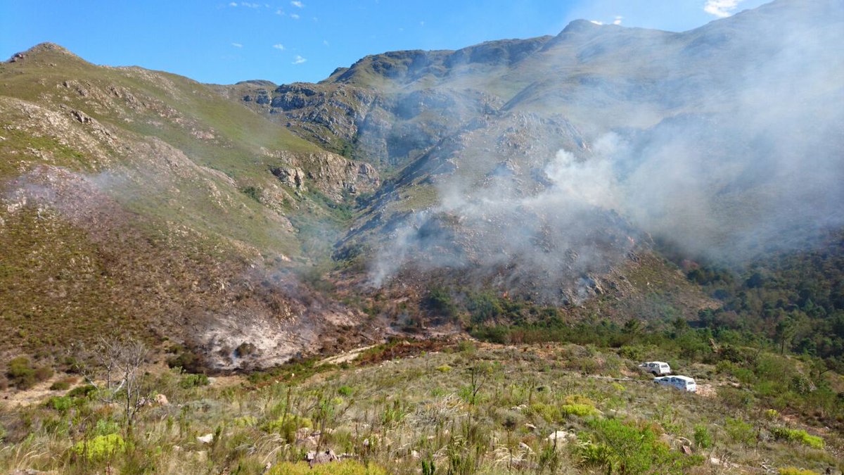 OverbergFPA's tweet photo. VdStelPassFire/Houwhoek #wildfire 19/2/17 17.00 IC #update on #goFPA FB Status: Contained Photos: #MarkJohns CapeNature, #Landuser https://t.co/68S3ZKMoie